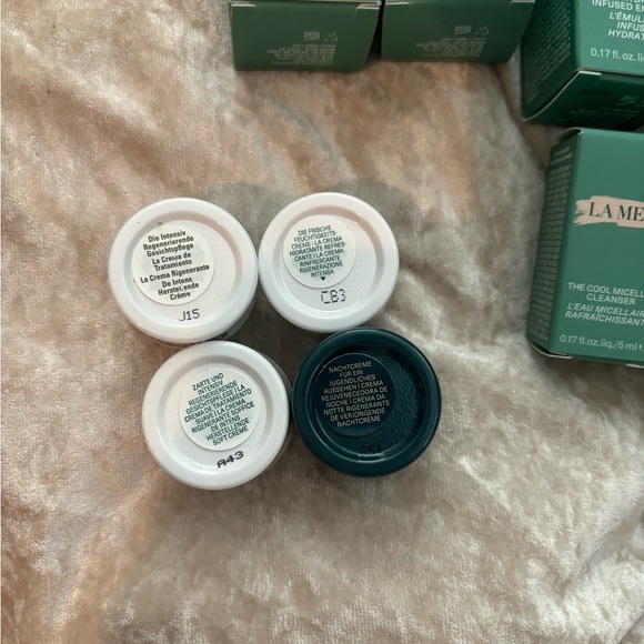 La Mer Skincare Collection with Blue Pouch - Picture 5 of 6